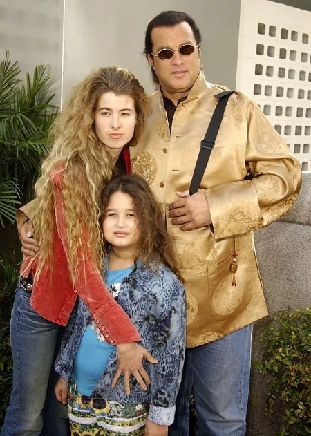 A picture of Savannah Seagal with her parents.